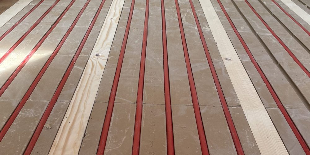 Lehmsteine-Natürlicher-Aufbau-Fußbodenheizung