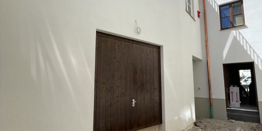 Garagentor-verkleidung-aus-Holz